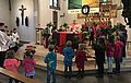 St. Peter Spellen - Kinder mit ihrem Palmstöcken am Altar